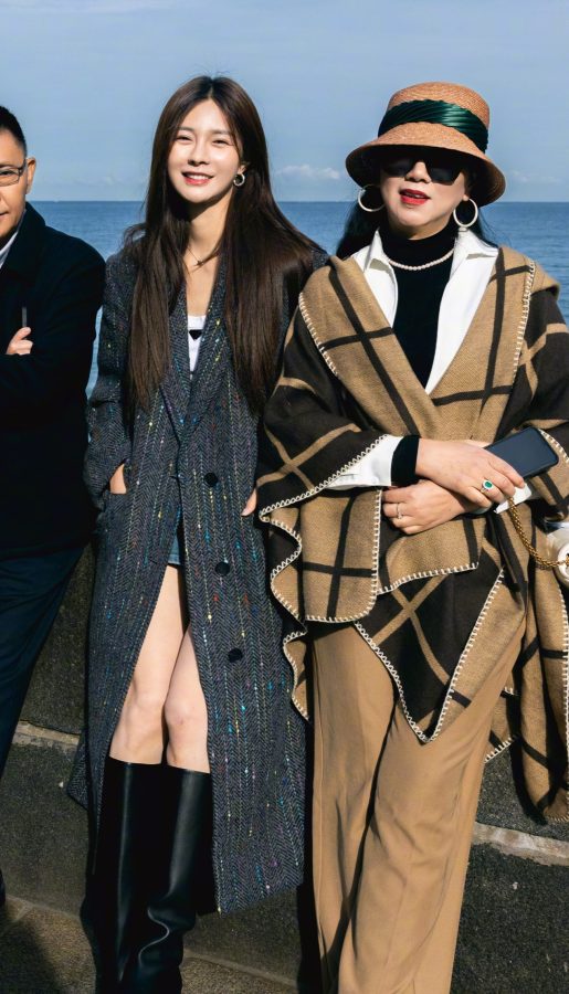 Shen Mengchen wore a denim skirt and high-heeled boots at the beach, revealing her fair thighs(6/8)