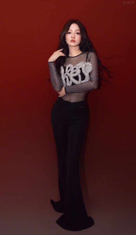 张韶涵暗夜风造型不穿鞋露美脚(5/7)