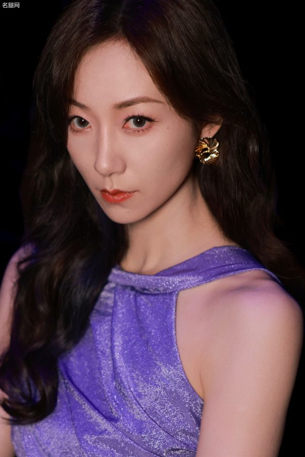 女星韩雪戴蓝色美瞳穿紫色开衩裙坐姿翘腿(3/8)