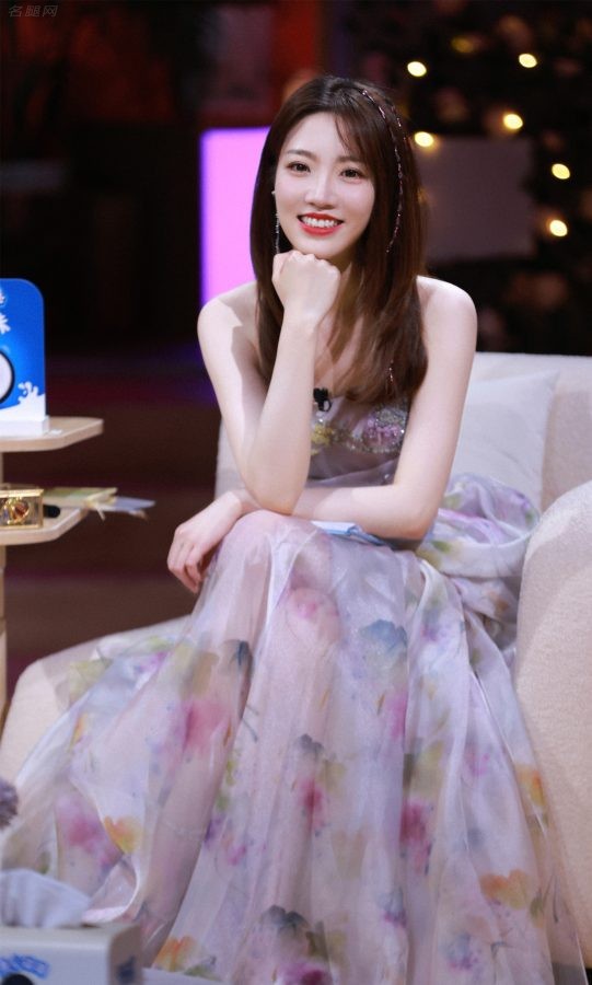 《心动的信号》主持人张纯烨的玉足美腿令人心动(6/6)