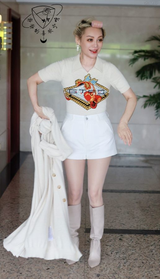成熟女明星宁静圆润美腿穿质感肉丝(1/8)