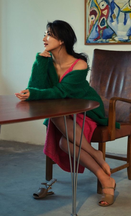 粉红女郎陈好为《智族GQ 》杂志拍写真，桌下脱高跟鞋露美足(1/3)