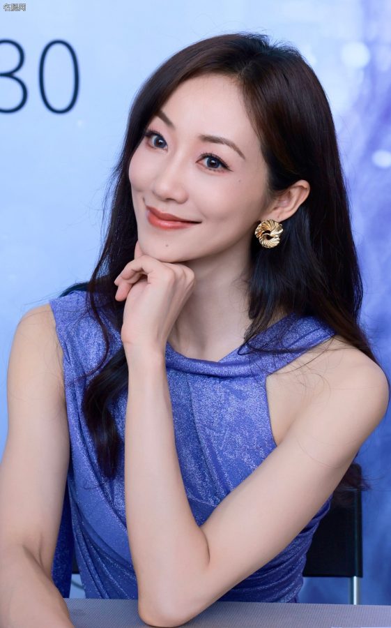 女星韩雪戴蓝色美瞳穿紫色开衩裙坐姿翘腿(8/8)