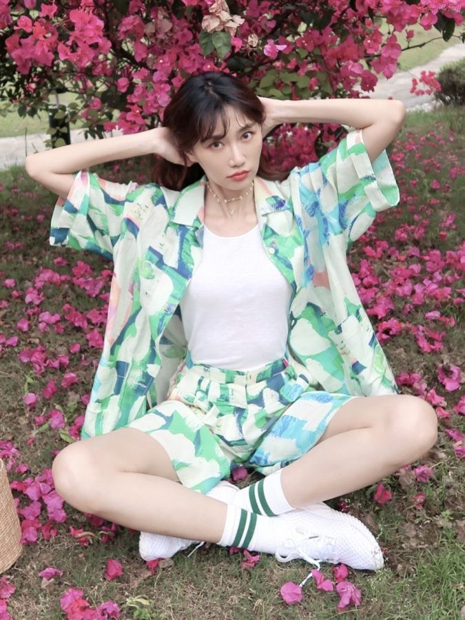 李斯羽穿一套花衬衫短裤肌肤白皙(4/6)