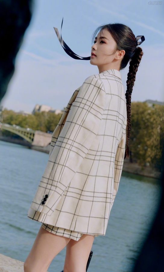 白鹿为《时尚芭莎》杂志拍摄浪漫时尚大片，穿格纹西服套装美腿又直又细(8/8)