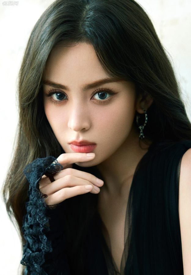 古力娜扎这次是高冷的御姐，波浪长发蓝色美瞳长腿迷人(6/9)
