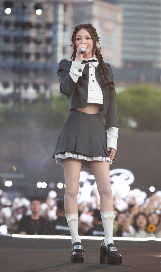 张韶涵一身少女感十足装扮，玉腿穿白色棉袜踩粗跟鞋亮相B站毕业歌会(9/17)