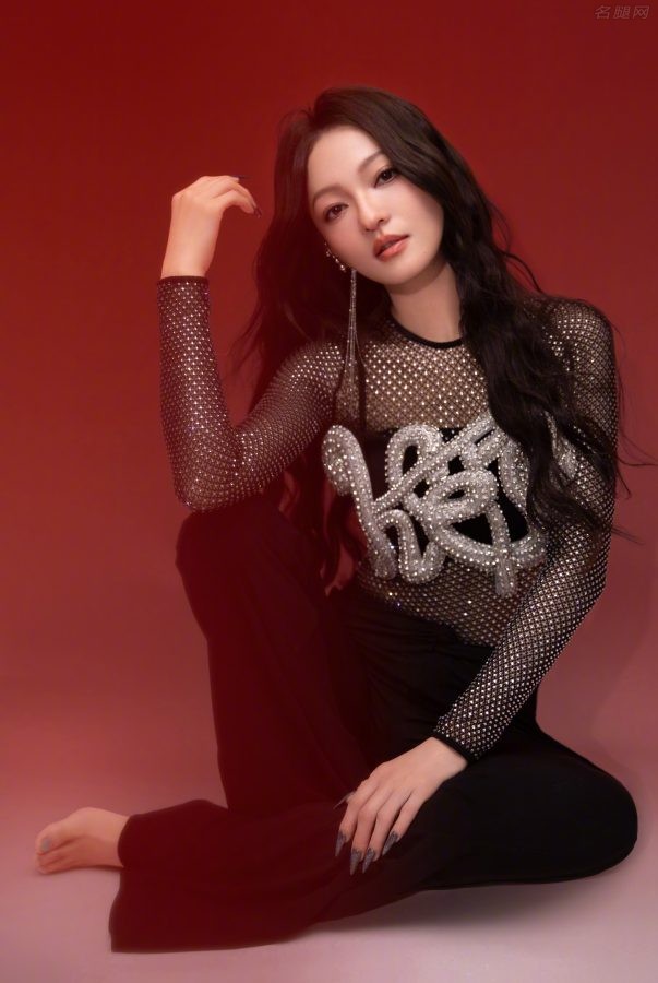 张韶涵暗夜风造型不穿鞋露美脚(2/7)