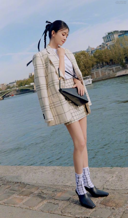 白鹿为《时尚芭莎》杂志拍摄浪漫时尚大片，穿格纹西服套装美腿又直又细(5/8)