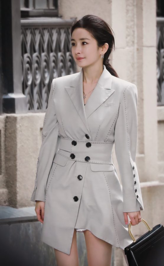This time it’s the beautiful straight legs of the intellectual and powerful Yang Mi.(12/16)
