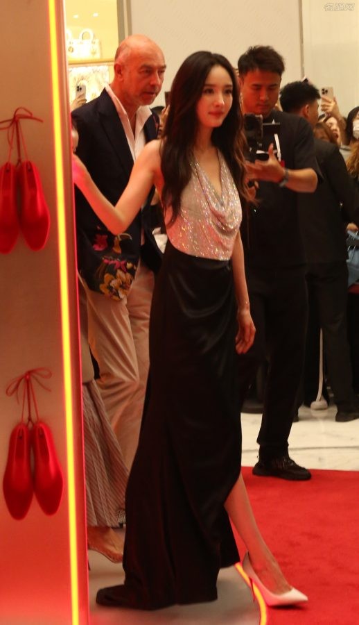 美腿女神杨幂脚踩Christian Louboutin红底细高跟出席北京SKP活动(19/22)