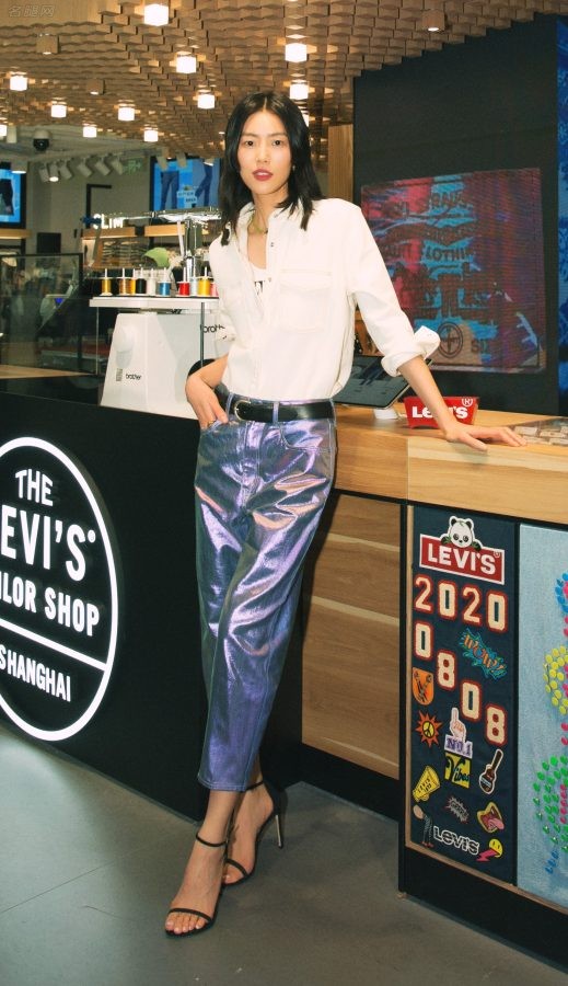 长身女模特刘雯美足踩高跟凉鞋现身levi’s品牌店(3/4)