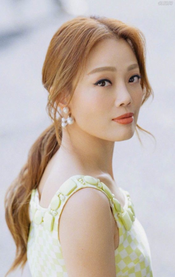 容祖儿身穿一条嫩绿色清凉短裙，长腿踩粗跟凉鞋夏日美照(5/6)