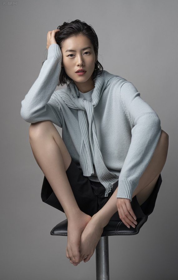 女模特刘雯美腿玉足清爽写真大片(1/5)