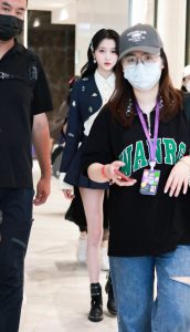 关晓彤穿迷你裙外出这双大长腿是真实存在的吗