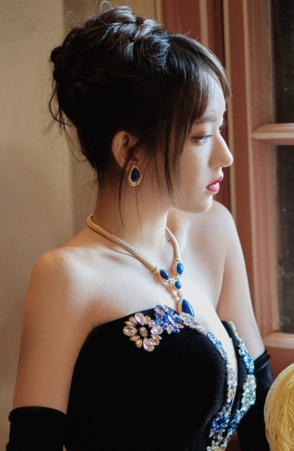 Cheng Xiao wears a sexy palace dress with a backless show(6/11)
