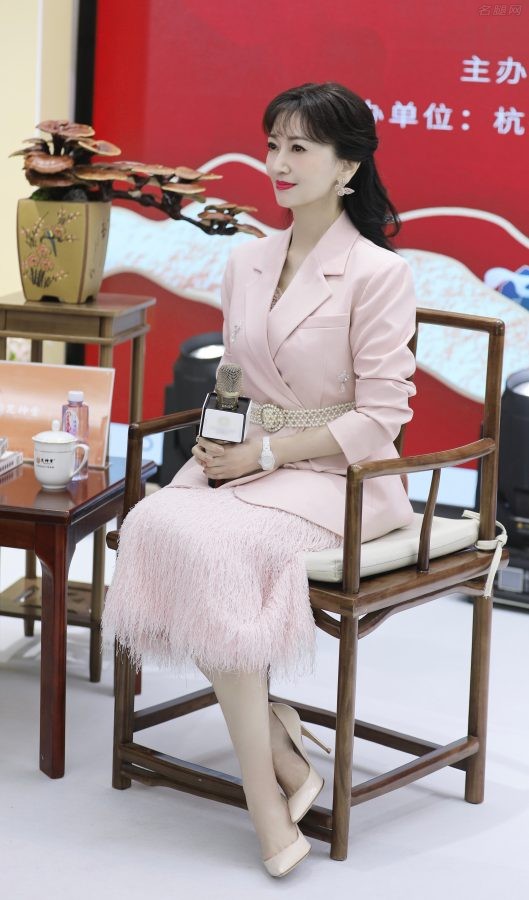 赵雅芝脚踩细跟恨天高现身商业代言活动(2/3)