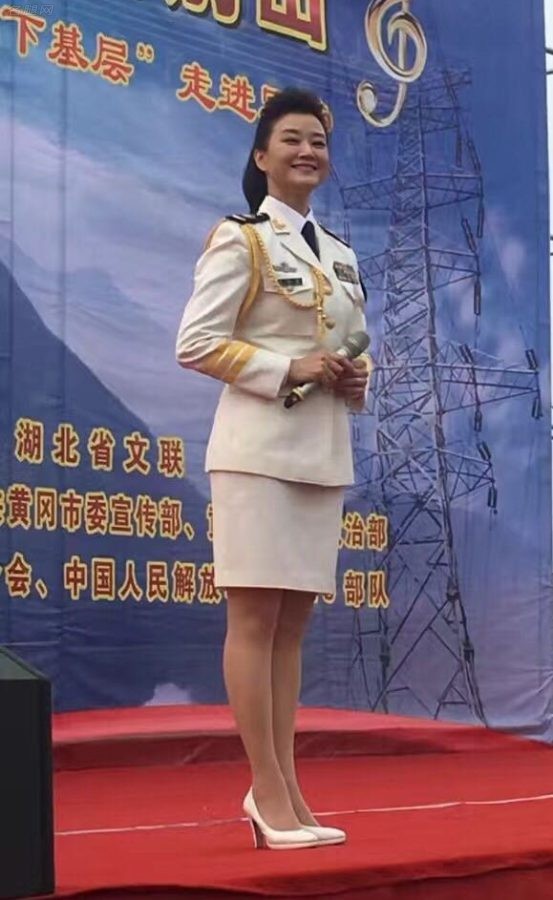 宋祖英经典白制服肉丝白高跟(1/3)