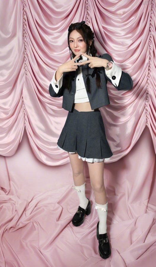 张韶涵一身少女感十足装扮，玉腿穿白色棉袜踩粗跟鞋亮相B站毕业歌会(3/17)