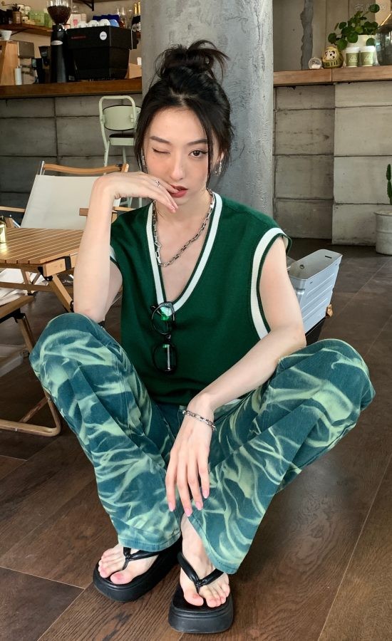胡连馨白嫩的美脚丫(2/3)