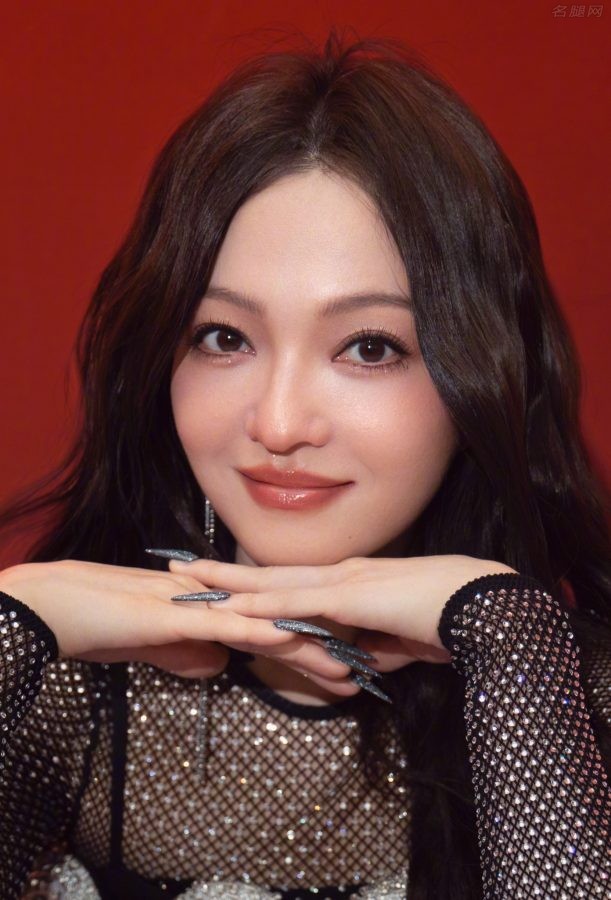 张韶涵暗夜风造型不穿鞋露美脚(4/7)