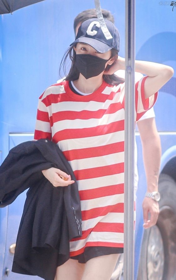 女明星杨幂少女般白皙的细腿(6/9)