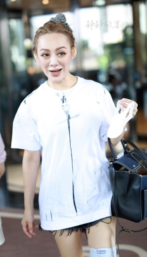 摄影师把镜头伸到汽车里面拍摄宁静的大白腿(11/12)