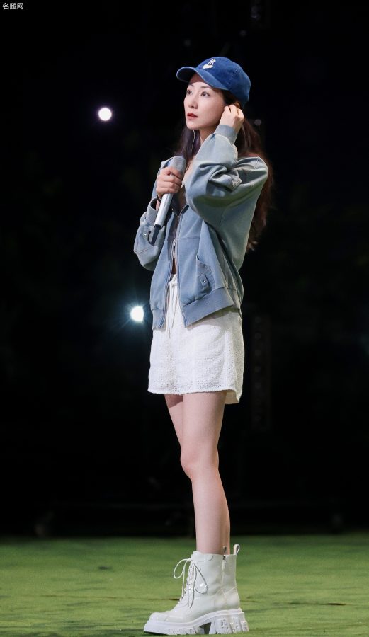 长腿美女韩雪穿短裤短靴演唱排练(1/3)