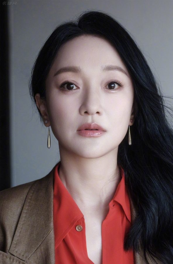 女星周迅穿飘逸红裙露出高跟丝袜脚背(4/4)