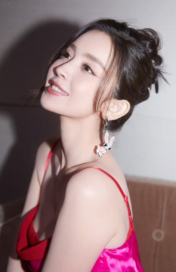 古力娜扎身穿吊带低胸裙秀沟(5/5)