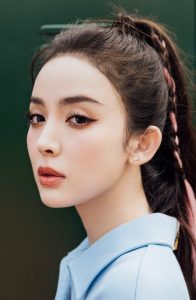 古力娜扎在网球场上高马尾大长腿气质清纯