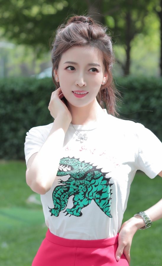 女主持人朱梓橦美腿穿红色一字带高跟站在绿草坪旁拍照(8/8)