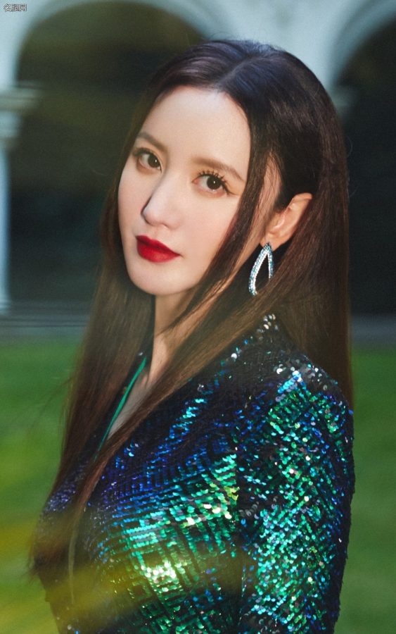 女星张萌鲜红丰唇穿开衩裙踩高跟尽显御姐魅力(3/3)
