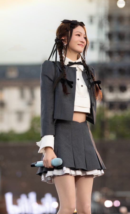 张韶涵一身少女感十足装扮，玉腿穿白色棉袜踩粗跟鞋亮相B站毕业歌会(11/17)