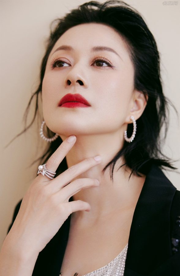 甜飒御姐倪虹洁高清美脸红唇眼神摄人心魄(6/7)