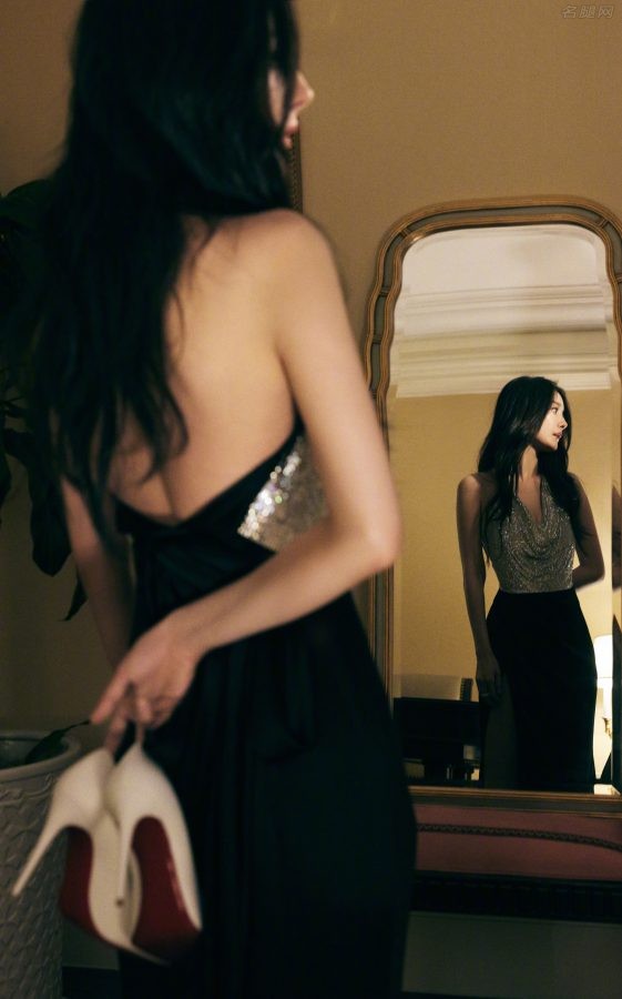 美腿女神杨幂脚踩Christian Louboutin红底细高跟出席北京SKP活动(6/22)