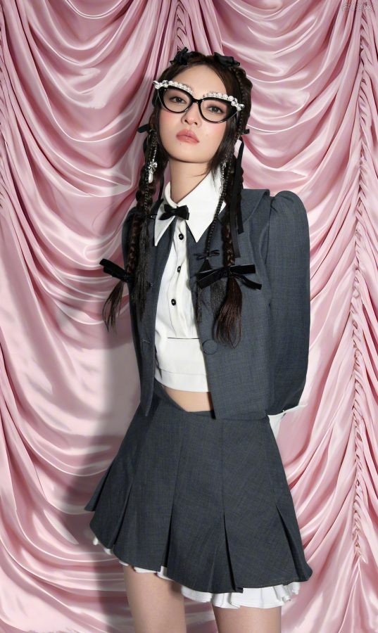 张韶涵一身少女感十足装扮，玉腿穿白色棉袜踩粗跟鞋亮相B站毕业歌会(7/17)