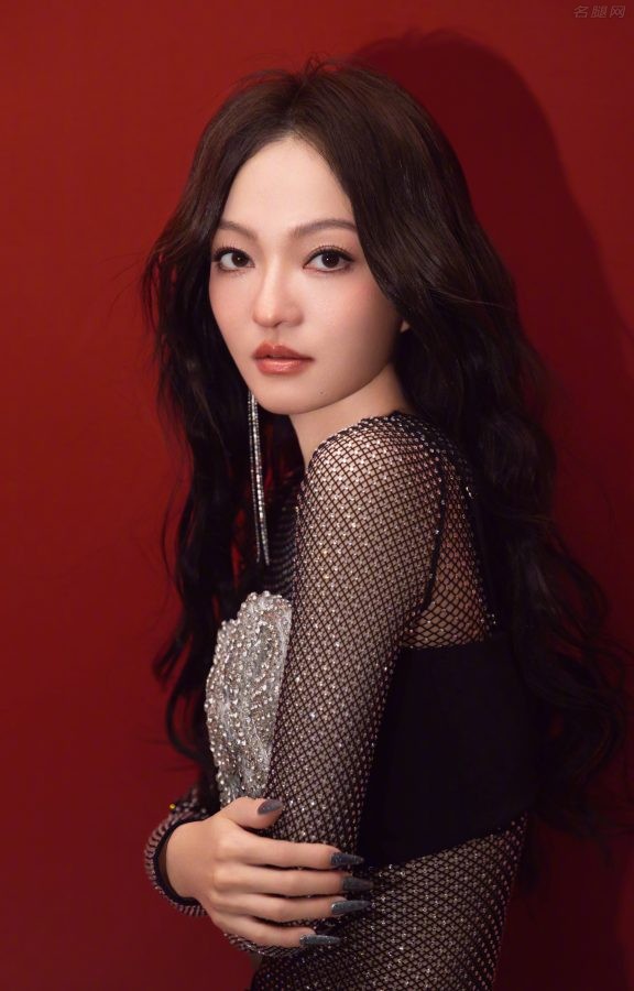 张韶涵暗夜风造型不穿鞋露美脚(7/7)