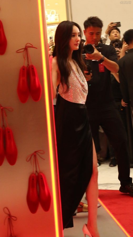 美腿女神杨幂脚踩Christian Louboutin红底细高跟出席北京SKP活动(15/22)