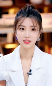 张纯烨细美腿穿黑丝看上去很光滑
