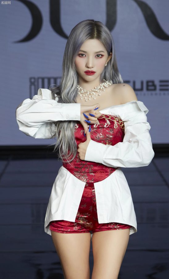 (G)I-DLE成员们台上合照左起：徐穗珍、曺薇娟、田小娟、宋雨琦、叶舒华、MINNIE 全都是好腿(23/39)