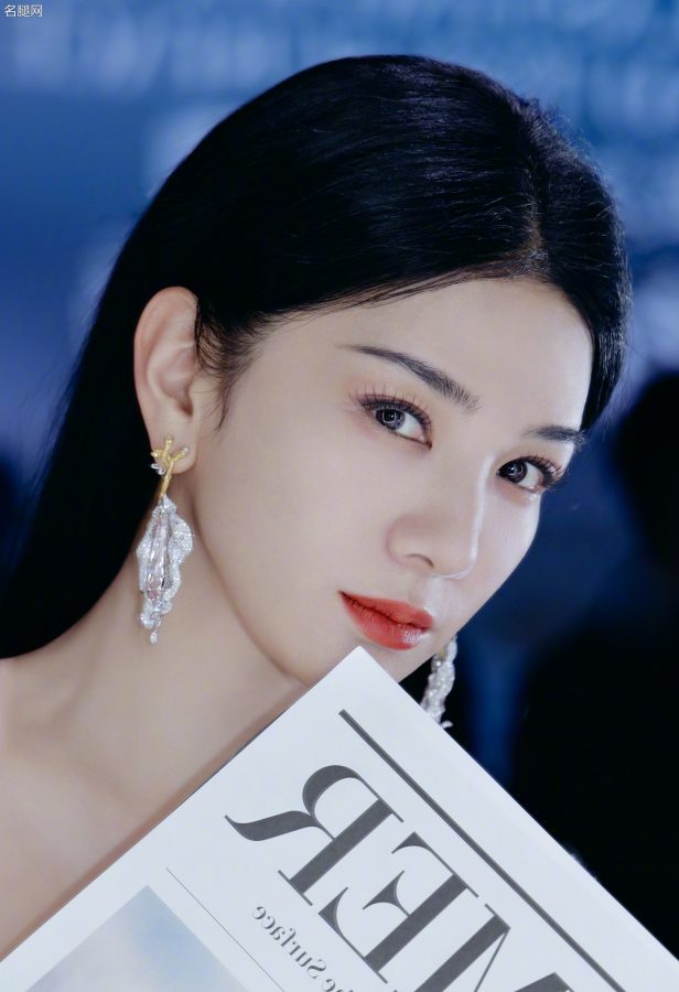 黄奕身着白色优雅礼服次啊防水台恨天高小露美沟(5/5)
