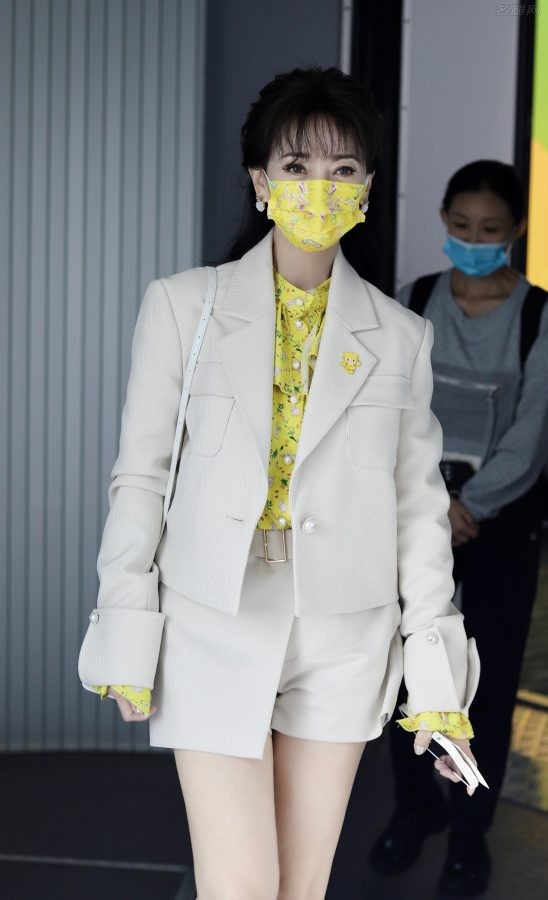 赵雅芝登机前展现白皙的长腿(3/6)