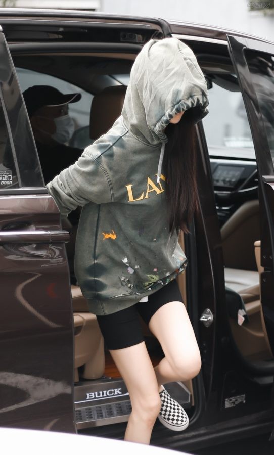 杨幂紧身打底五分裤小细腿超白(5/5)