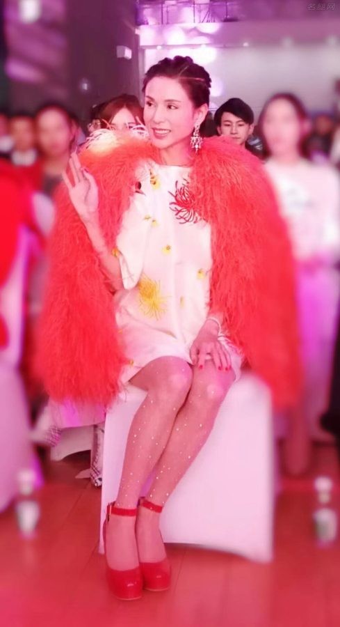 李若彤细美腿穿肉丝袜出席工艺慈善晚宴(4/7)