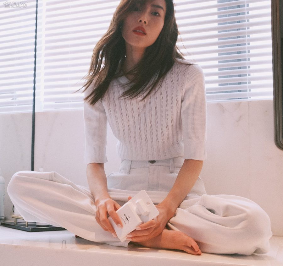 刘雯纯白装扮光脚丫为化妆品拍摄宣传照(1/2)