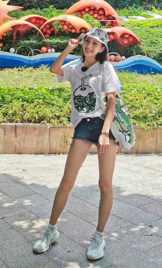 央金夏日外出旅行穿牛仔热裤秀美长腿(2/2)
