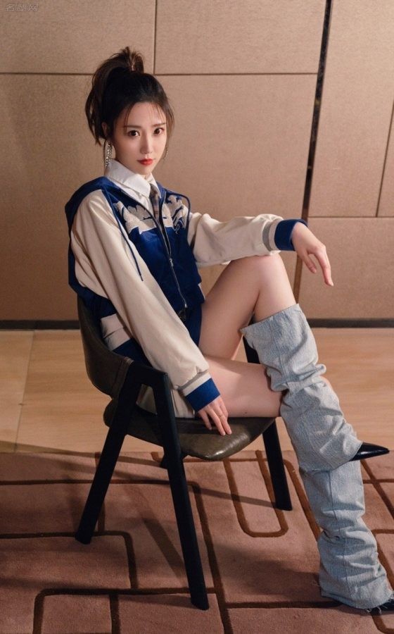 女主持人张纯烨坐在沙发上展示她的白大腿(5/7)