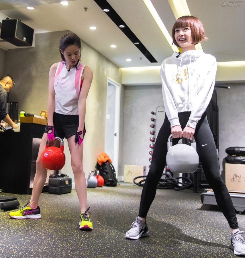 健身房里李若彤和鲁豫一起练，李若彤的美腿依然很能打(4/4)