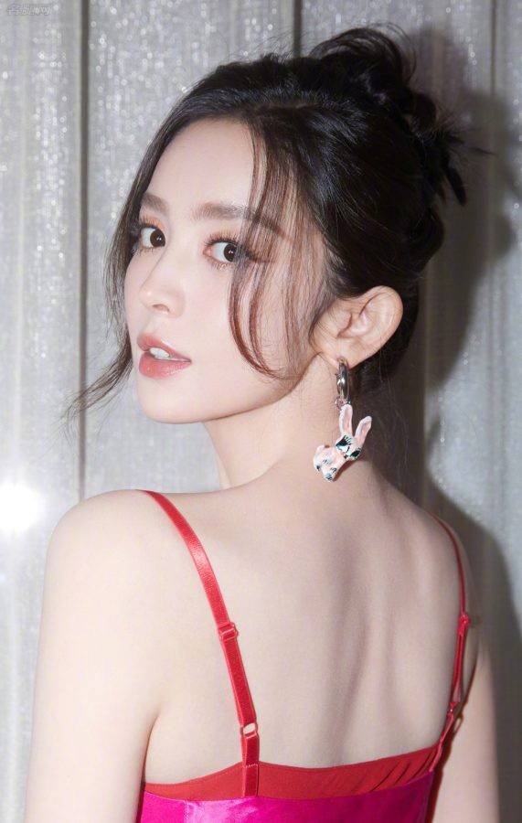 古力娜扎身穿吊带低胸裙秀沟(4/5)